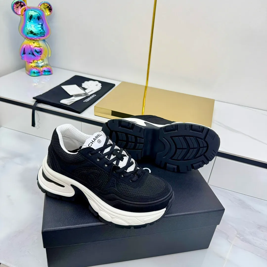 👟👟Ex-factory price 680👟👟 Upgraded version, upgraded version, upgraded version! No rebuttal accepted! ! ! ! Chanel Chanel panda shoes! 2025 counter's top casual sports shoes. This classic design; the upper is electro-embroidered with a variety of techniques; the outsole is fashionable and sporty; the unusual inclusion of a variety of color matching elements... The diversified mix and match is very good-looking and versatile, and can be used for leisure, fashion, sports, and outdoor... ꫛꫀꪝ Go➫ Materials: ❶Upper made of: original imported first-layer silk cowhide + original waterproof cloth + original first-layer cowhide ❷Inner lining: Original Yangli+Net ❸Outsole based on: Original TPU combination outsole Counter boutique packaging complete set for women 35–41 👉 👉 👉 👉
